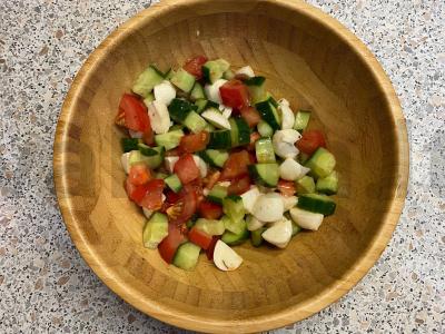 Mozzarella salotas su agurkais ir pomidorais Žingsnis 4