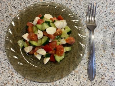 Mozzarella salotas su agurkais ir pomidorais pagrindine nuotrauka