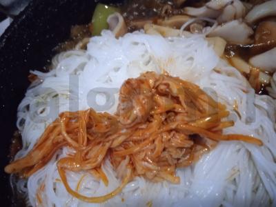 Funchos salotos su kalmarais ir enoki grybais Žingsnis 4