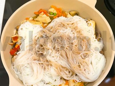 Stikliniai makaronai su daržovėmis, grybais ir vištiena Žingsnis 6