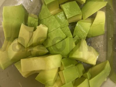 Avokadų, pomidorų ir vištienos filė salotas Žingsnis 1