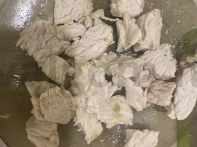 Avokadų, pomidorų ir vištienos filė salotas Žingsnis 2