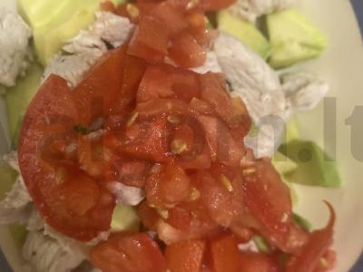 Avokadų, pomidorų ir vištienos filė salotas Žingsnis 4