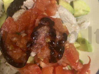 Avokadų, pomidorų ir vištienos filė salotas Žingsnis 5