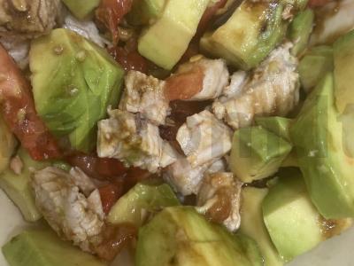 Avokadų, pomidorų ir vištienos filė salotas pagrindine nuotrauka