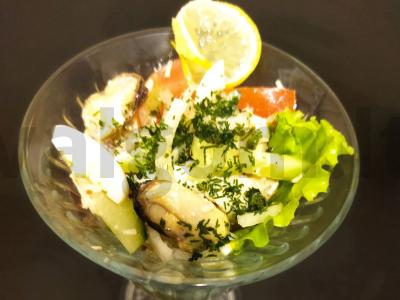 Salotas „Jūrinis“ su midijomis taurėje pagrindine nuotrauka