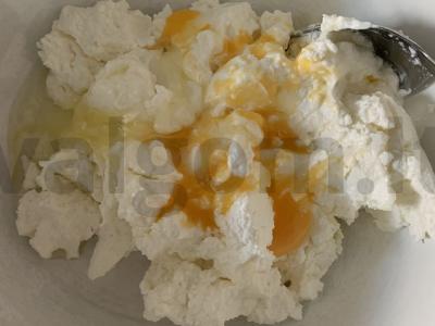 Sūrio pyragėliai su džiovintomis vyšniomis Žingsnis 1