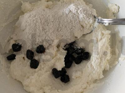 Sūrio pyragėliai su džiovintomis vyšniomis Žingsnis 2