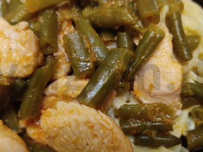 Vištiena su pupelėmis pomidorų padaže pagrindine nuotrauka