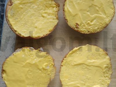 Hamburgeriai su kotletais ir sūrio padažu ant grotelių Žingsnis 1