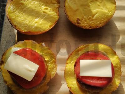 Hamburgeriai su kotletais ir sūrio padažu ant grotelių Žingsnis 6