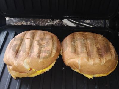 Hamburgeriai su kotletais ir sūrio padažu ant grotelių pagrindine nuotrauka