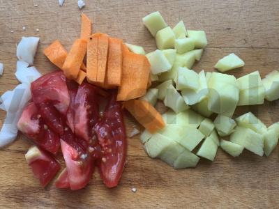 Adžika su pomidorais ir obuoliais Žingsnis 1