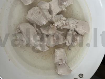 Vištiena grietinėje su daržovėmis Žingsnis 1