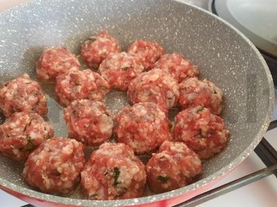 Kotletai pomidorų pastos ir daržovių padaže Žingsnis 2