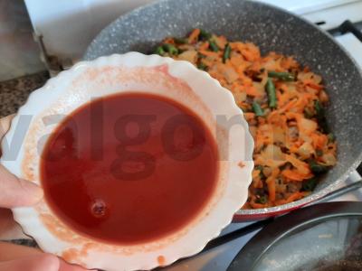 Kotletai pomidorų pastos ir daržovių padaže Žingsnis 4