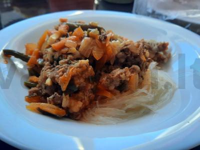 Kotletai pomidorų pastos ir daržovių padaže pagrindine nuotrauka