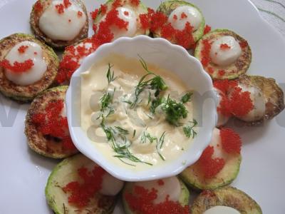 Kepti cukinijos su mocarela ir tobiko pagrindine nuotrauka