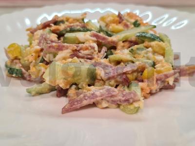 Salotas su pusiau rūkytomis dešrelėmis pagrindine nuotrauka