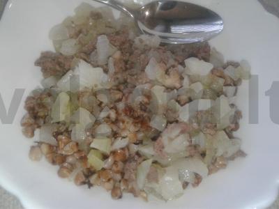 Grikių košė su vištienos širdelėmis ir svogūnais pagrindine nuotrauka