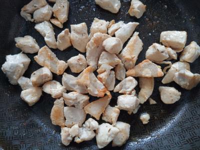 Makaronai su vištiena ir pupelėmis pomidorų padaže Žingsnis 2