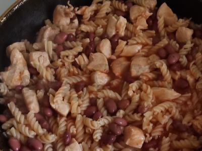 Makaronai su vištiena ir pupelėmis pomidorų padaže Žingsnis 4