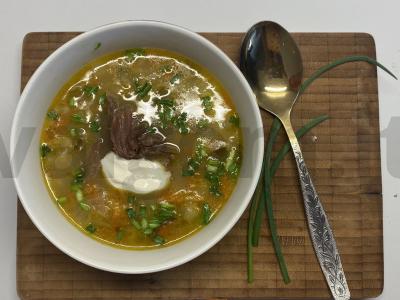 Sūrytas sriuba su jautienos kaulu pagrindine nuotrauka