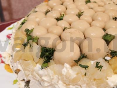 Sluoksniuotas salotas „Gribų pieva“ su vištiena ir bulvėmis pagrindine nuotrauka