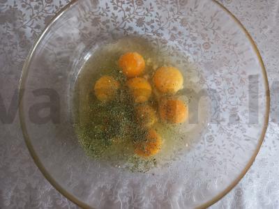 Sotūs omletas su rūkytomis dešromis Žingsnis 3