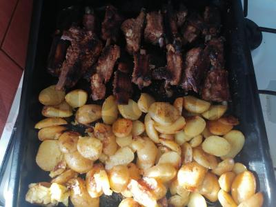 Kepintos šonkauliukai su jaunu bulvių pagrindine nuotrauka