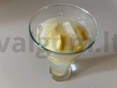 Namų limonadas su ledu ir citrinos karamele pagrindine nuotrauka