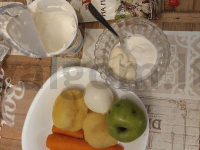 Salotas „Silkė po šubą“ su sūriu ir obuoliu Žingsnis 2