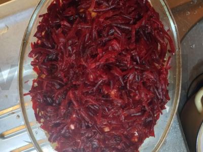 Salotas „Silkė po šubą“ su sūriu ir obuoliu Žingsnis 7