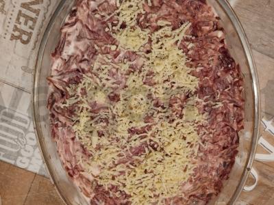 Salotas „Silkė po šubą“ su sūriu ir obuoliu pagrindine nuotrauka