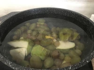 Kvapnus kompotas iš sezoninio vynuogės ir sunokusių kriaušių Žingsnis 3