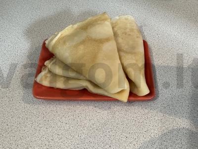 Ploni blynai be skylučių su alyvuogių aliejumi ant putpelės kiaušinio pagrindine nuotrauka