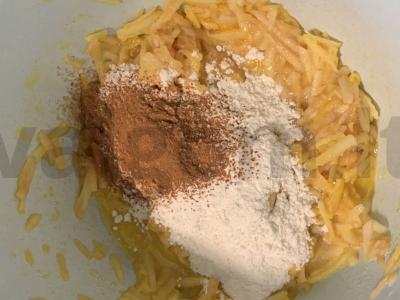 Obuolių blynai su cinamonu ant vištos kiaušinio Žingsnis 3