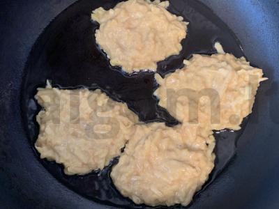 Obuolių blynai su cinamonu ant vištos kiaušinio Žingsnis 4