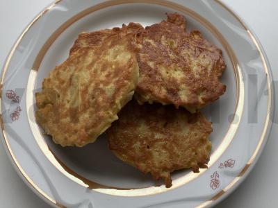 Obuolių blynai su cinamonu ant vištos kiaušinio pagrindine nuotrauka