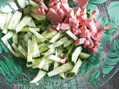 Morkų, agurkų, dešros ir kukurūzų salotos Žingsnis 1