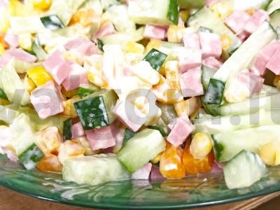 Morkų, agurkų, dešros ir kukurūzų salotos pagrindine nuotrauka