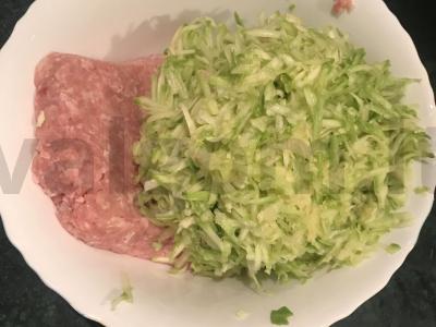 Vaikiški vištienos kotletai su cukinija Žingsnis 3