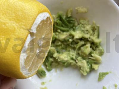 Avokadų ir citrinos brusketė Žingsnis 2