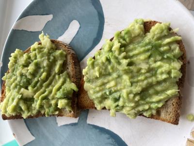 Avokadų ir citrinos brusketė pagrindine nuotrauka