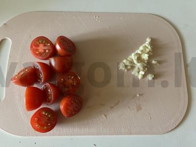 Kepti pomidorai alyvuogių aliejuje su česnaku ir prieskoniais Žingsnis 2