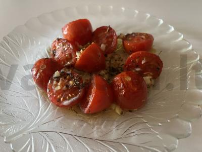 Kepti pomidorai alyvuogių aliejuje su česnaku ir prieskoniais pagrindine nuotrauka