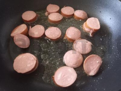 Kiaušinienė su dešrelėmis ir paprika pusryčiams Žingsnis 2