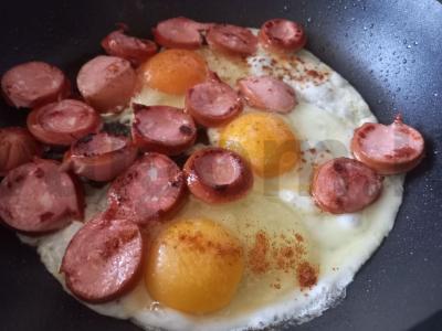 Kiaušinienė su dešrelėmis ir paprika pusryčiams Žingsnis 3