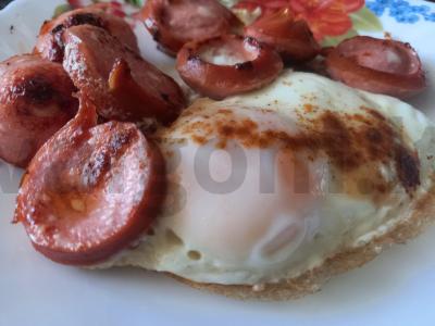 Kiaušinienė su dešrelėmis ir paprika pusryčiams pagrindine nuotrauka