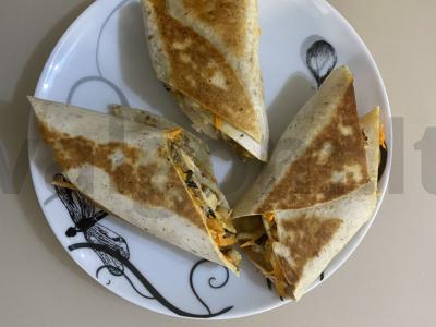 Ritinys su morkomis, vištiena ir baziliku pagrindine nuotrauka